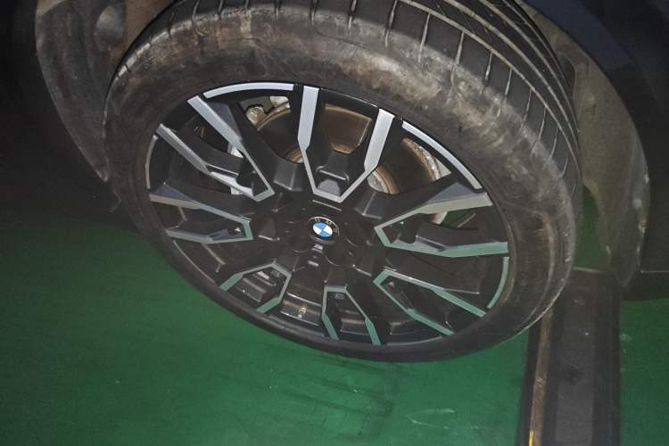 Used BMW X5 2023 xDrive 40Li M Sport Night Edition Package Right Front Wheel Hub