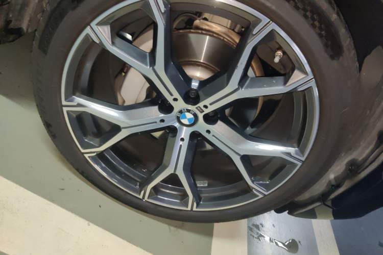 Used BMW X5 2023 xDrive 30Li Luxury M Sport Night Edition Package Right Front Wheel Hub