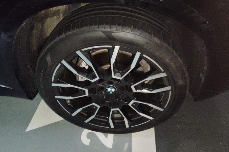 Used BMW X5 2023 xDrive 40Li M Sport Package Right Front Wheel Hub