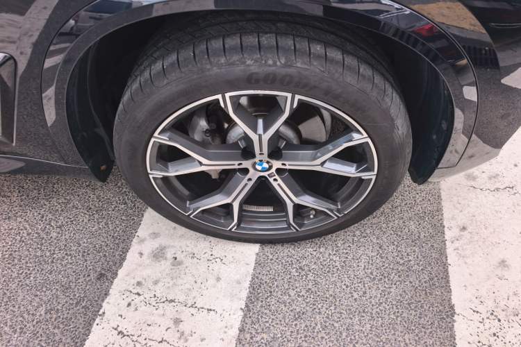 Used BMW X5 2023 xDrive 30Li Luxury M Sport Night Edition Package Right Front Wheel Hub