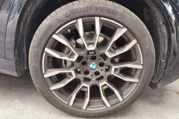 Used BMW X5 2023 xDrive 40Li M Sport Package Right Front Wheel Hub