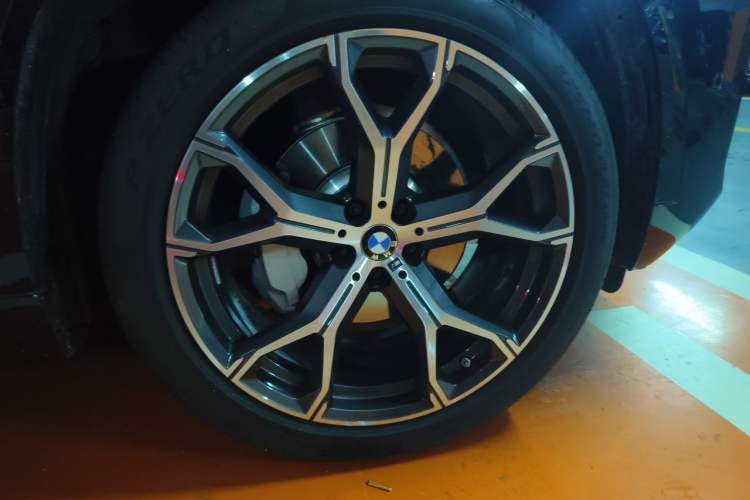 Used BMW X5 2023 xDrive 30Li Luxury M Sport Night Edition Package Right Front Wheel Hub