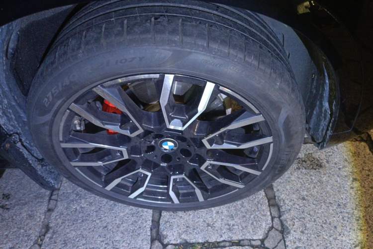 Used BMW X5 2023 xDrive 40Li M Sport Night Edition Package Right Front Wheel Hub