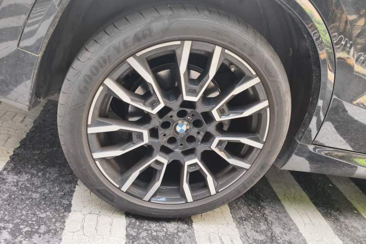 Used BMW X5 2023 xDrive 40Li M Sport Package Right Front Wheel Hub