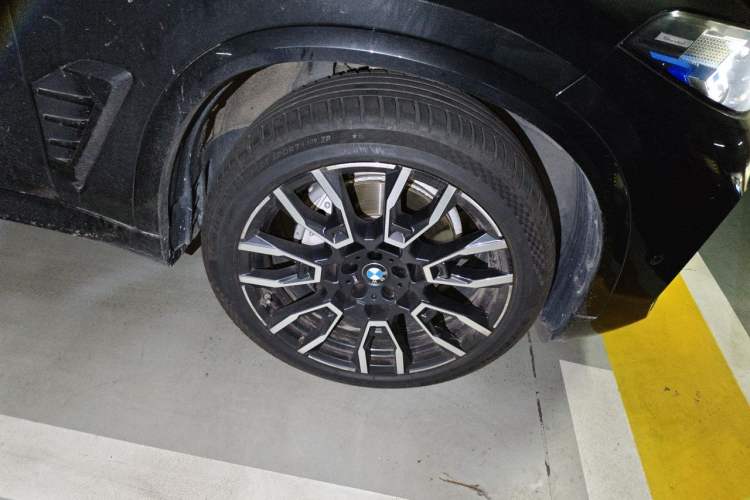 Used BMW X5 2023 xDrive 40Li M Sport Night Edition Package Right Front Wheel Hub