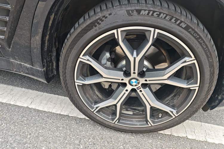 Used BMW X5 2023 xDrive 30Li Luxury M Sport Night Edition Package Right Front Wheel Hub
