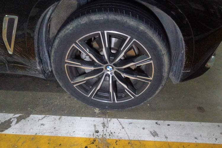Used BMW X5 2023 xDrive 30Li M Sport Package Right Front Wheel Hub