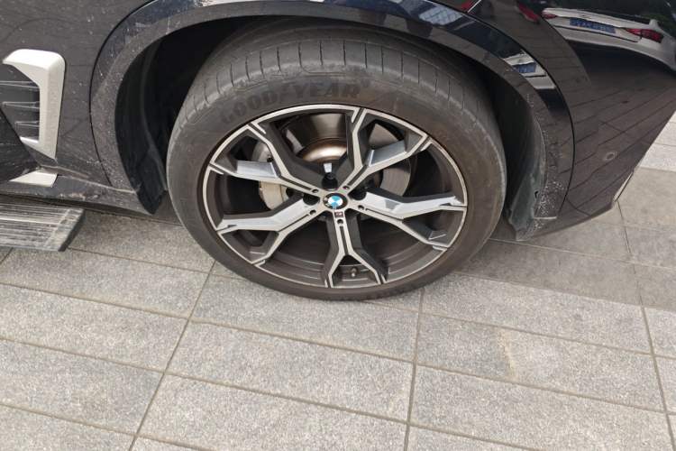 Used BMW X5 2023 xDrive 30Li M Sport Package Right Front Wheel Hub