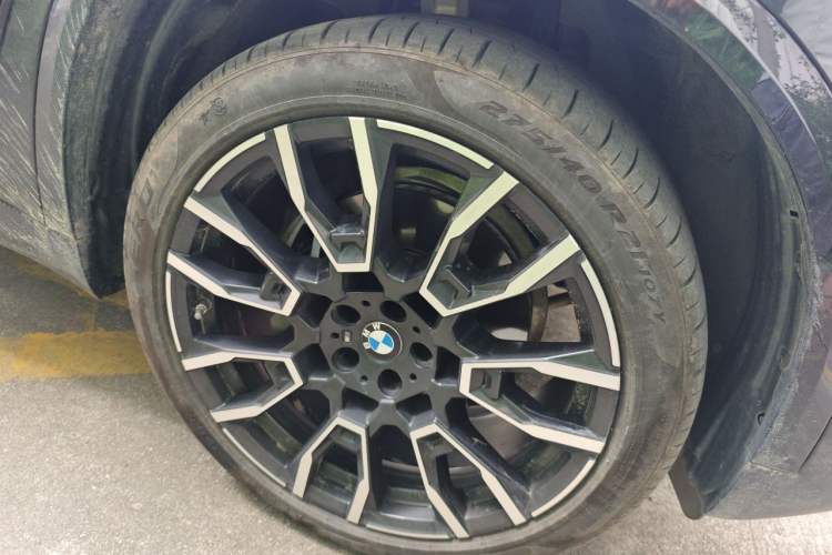 Used BMW X5 2023 xDrive 40Li M Sport Night Edition Package Right Front Wheel Hub