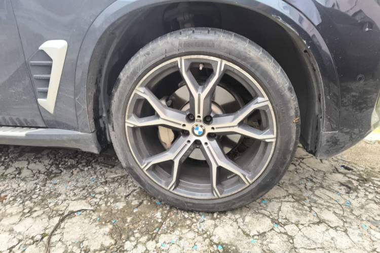Used BMW X5 2023 xDrive 30Li M Sport Package Right Front Wheel Hub