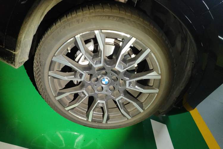 Used BMW X5 2023 xDrive 40Li M Sport Night Edition Package Right Front Wheel Hub