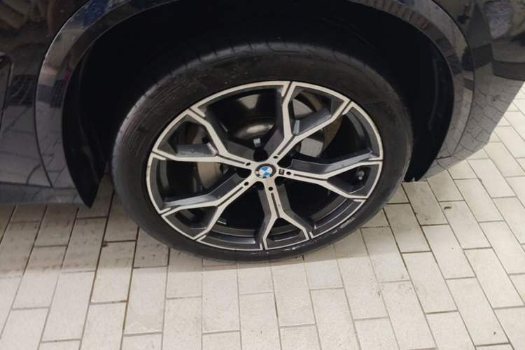 Used BMW X5 2023 xDrive 30Li Luxury M Sport Night Edition Package Right Front Wheel Hub