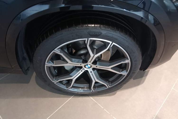Used BMW X5 2023 xDrive 30Li Luxury M Sport Night Edition Package Right Front Wheel Hub