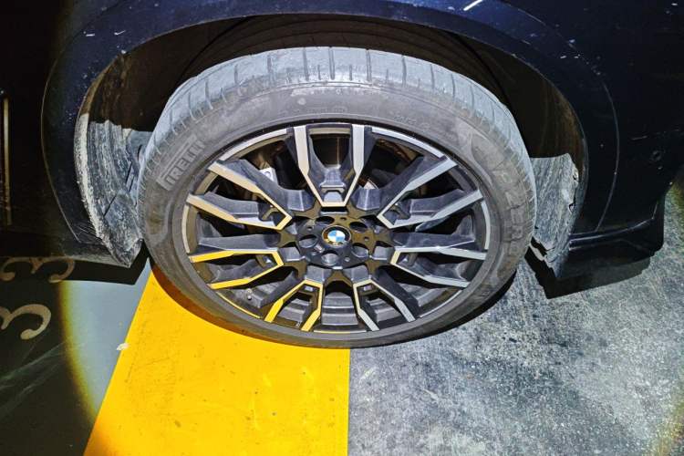 Used BMW X5 2023 xDrive 40Li M Sport Night Edition Package Right Front Wheel Hub