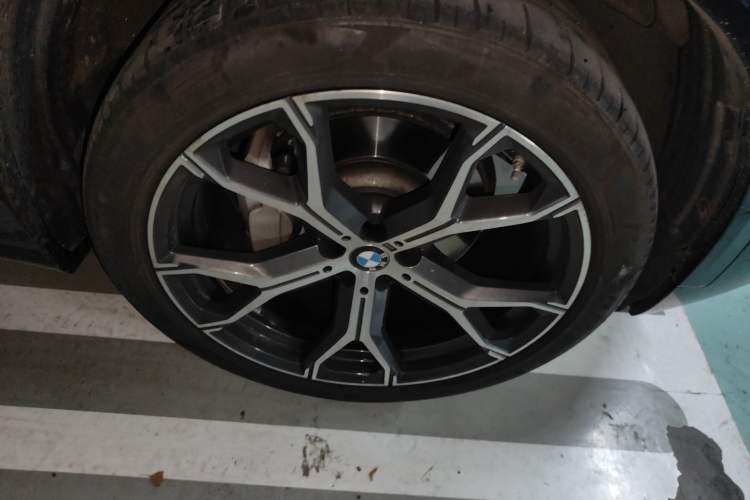 Used BMW X5 2023 xDrive 30Li Luxury M Sport Night Edition Package Right Front Wheel Hub