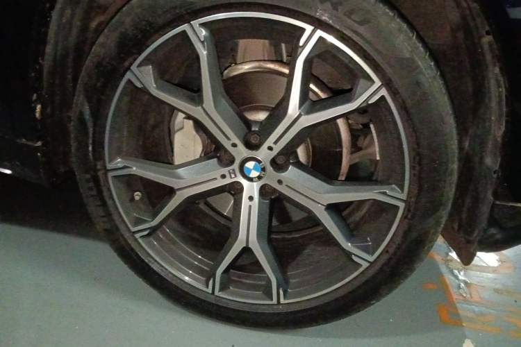Used BMW X5 2023 xDrive 30Li Luxury M Sport Night Edition Package Right Front Wheel Hub