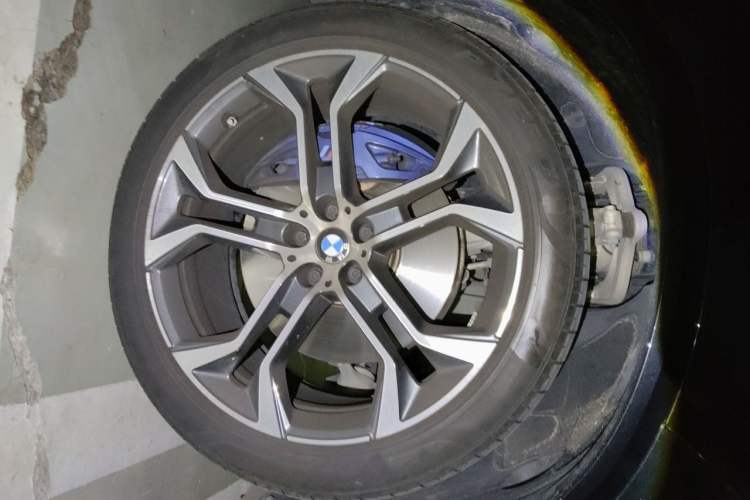 Used BMW X5 2023 xDrive 40Li M Sport Night Edition Package Right Front Wheel Hub