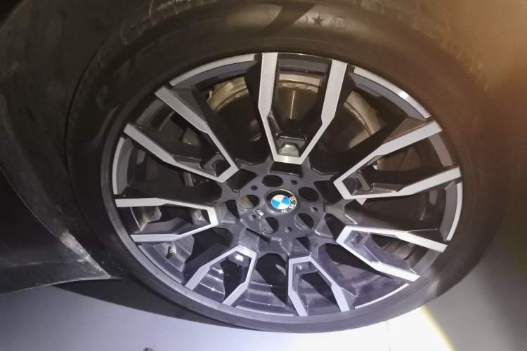Used BMW X5 2023 xDrive 40Li M Sport Package Right Front Wheel Hub