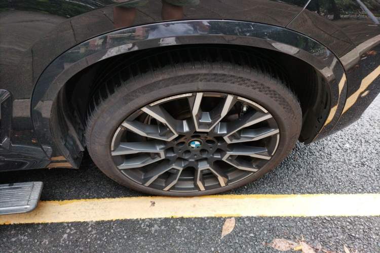 Used BMW X5 2023 xDrive 40Li M Sport Night Edition Package Right Front Wheel Hub