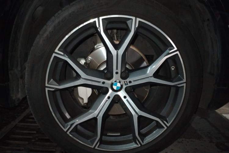 Used BMW X5 2023 xDrive 30Li Luxury M Sport Night Edition Package Right Front Wheel Hub