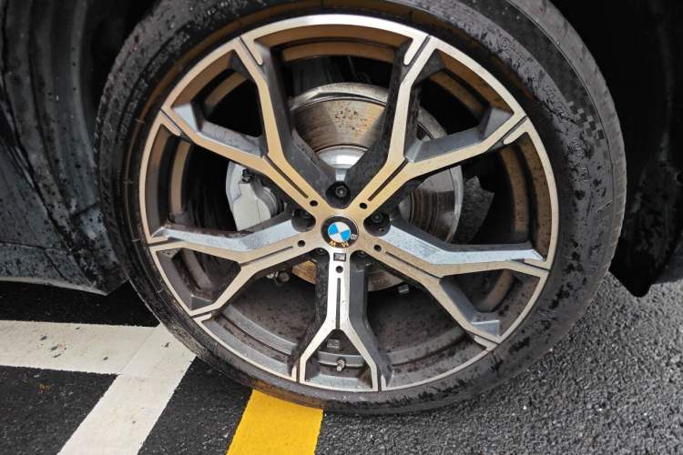 Used BMW X5 2023 xDrive 30Li Luxury M Sport Night Edition Package Right Front Wheel Hub