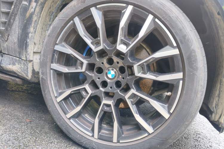 Used BMW X5 2023 xDrive 40Li M Sport Night Edition Package Right Front Wheel Hub