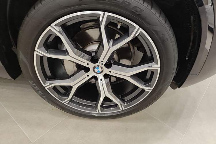 Used BMW X5 2023 xDrive 30Li Luxury M Sport Night Edition Package Right Front Wheel Hub