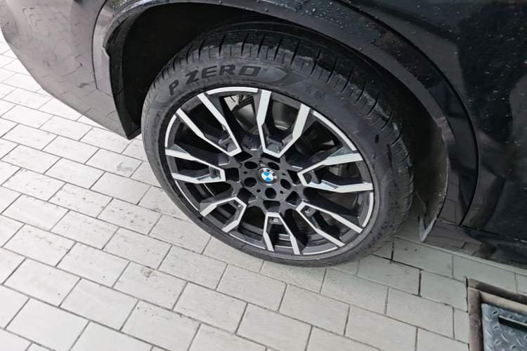 Used BMW X5 2023 xDrive 40Li M Sport Night Edition Package Right Rear Wheel Hub