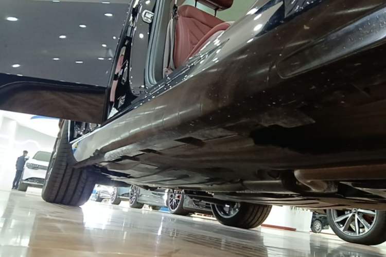 Used BMW X5 2023 xDrive 30Li Luxury M Sport Night Edition Package Right Side Sill