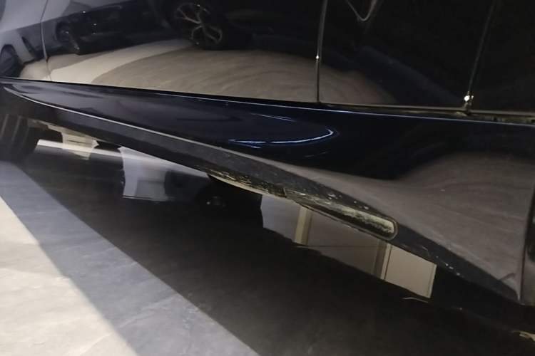 Used BMW X5 2023 xDrive 30Li Luxury M Sport Night Edition Package Right Side Sill