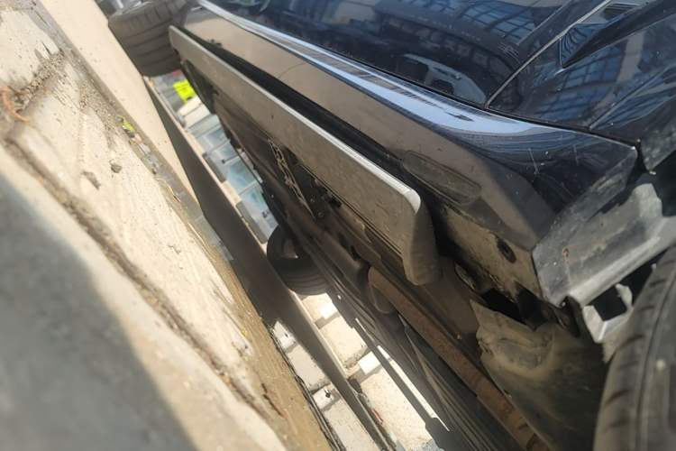 Used BMW X5 2023 xDrive 30Li Luxury M Sport Night Edition Package Right Side Sill