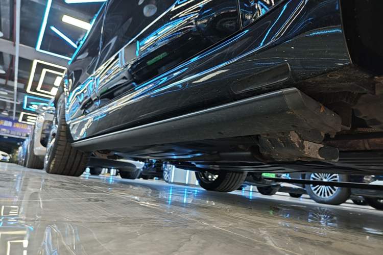 Used BMW X5 2023 xDrive 30Li Luxury M Sport Package Right Side Sill