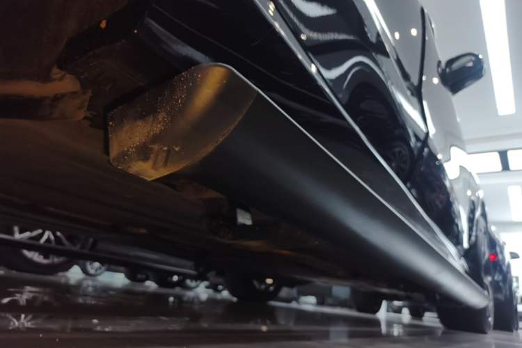 Used BMW X5 2023 xDrive 30Li Luxury M Sport Night Edition Package Right Side Sill