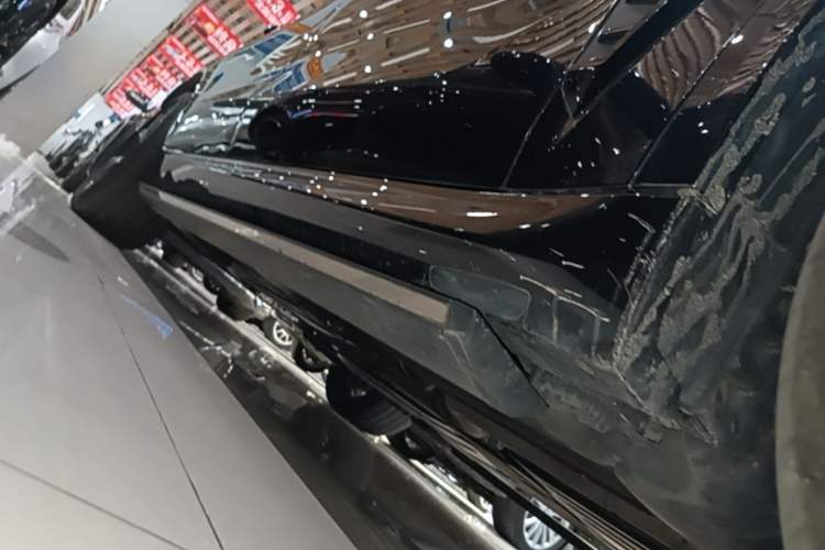Used BMW X5 2023 xDrive 30Li Luxury M Sport Night Edition Package Right Side Sill