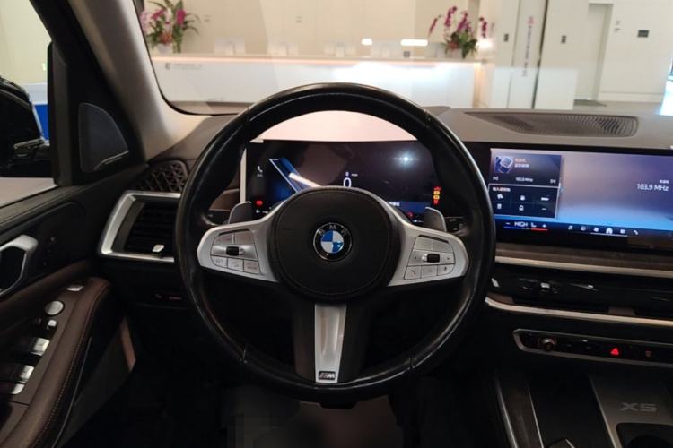 Used BMW X5 2023 xDrive 30Li Luxury M Sport Package Steering Wheel