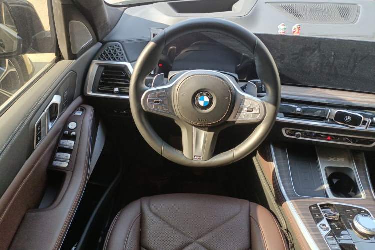 Used BMW X5 2023 xDrive 40Li M Sport Package Steering Wheel