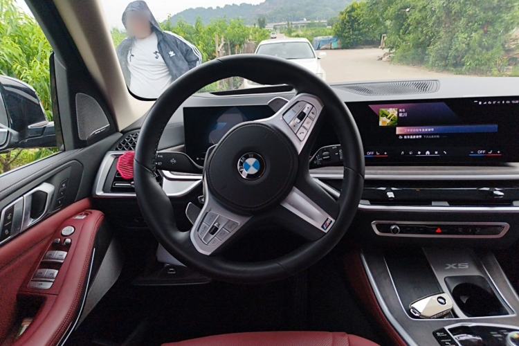Used BMW X5 2023 xDrive 30Li Luxury M Sport Package Steering Wheel