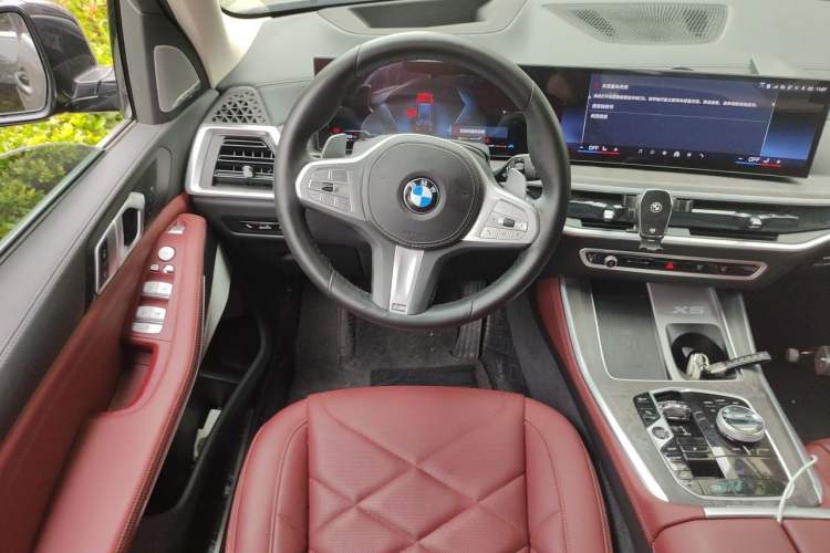 Used BMW X5 2023 xDrive 30Li Luxury M Sport Package Steering Wheel