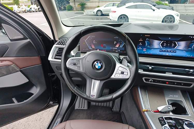 Used BMW X5 2023 xDrive 30Li Luxury M Sport Package Steering Wheel