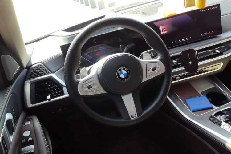 Used BMW X5 2023 xDrive 30Li Luxury M Sport Night Edition Package Steering Wheel