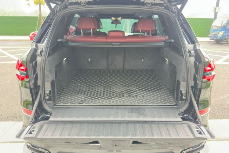 Used BMW X5 2023 xDrive 40Li M Sport Package Trunk