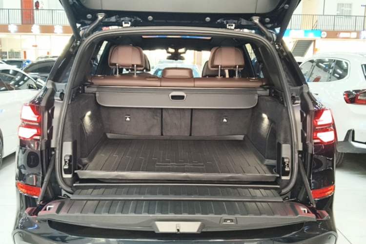 Used BMW X5 2023 xDrive 40Li M Sport Package Trunk