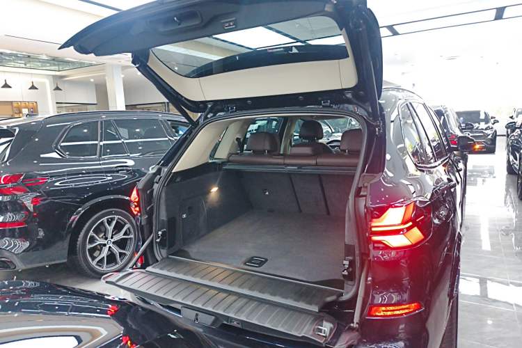 Used BMW X5 2023 xDrive 30Li Luxury M Sport Night Edition Package Trunk