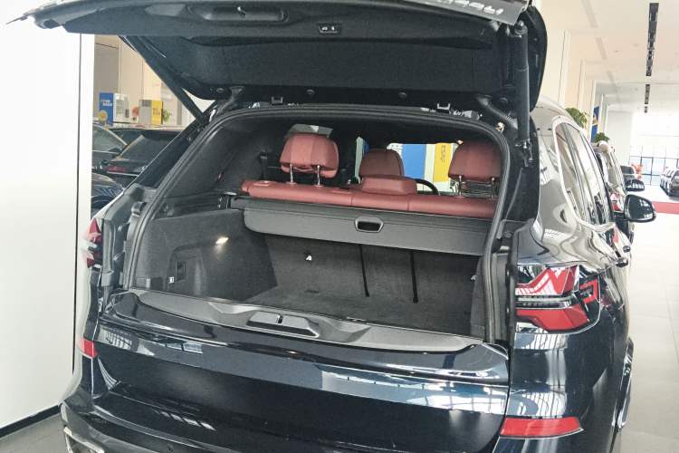Used BMW X5 2023 xDrive 40Li M Sport Package Trunk