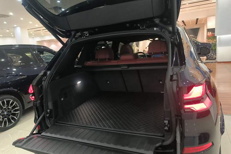 Used BMW X5 2023 xDrive 40Li M Sport Night Edition Package Trunk