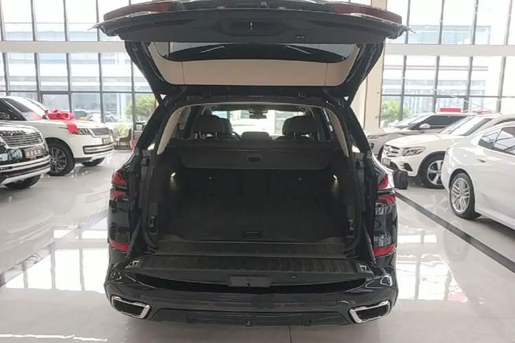 Used BMW X5 2023 xDrive 30Li Luxury M Sport Package Trunk