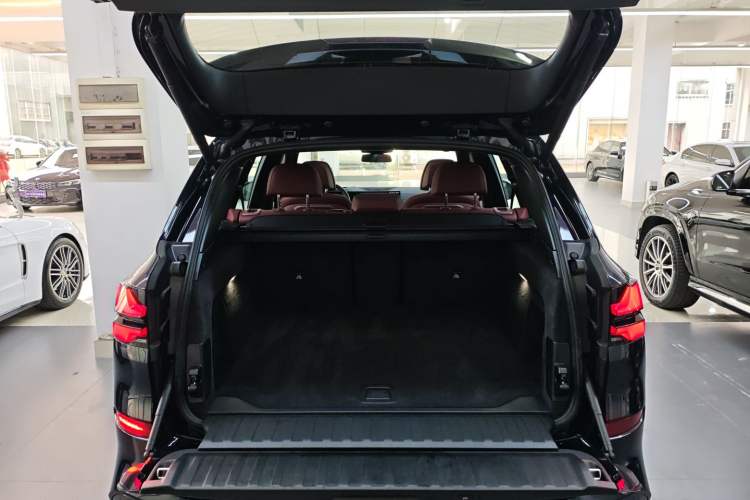 Used BMW X5 2023 xDrive 40Li M Sport Night Edition Package Trunk