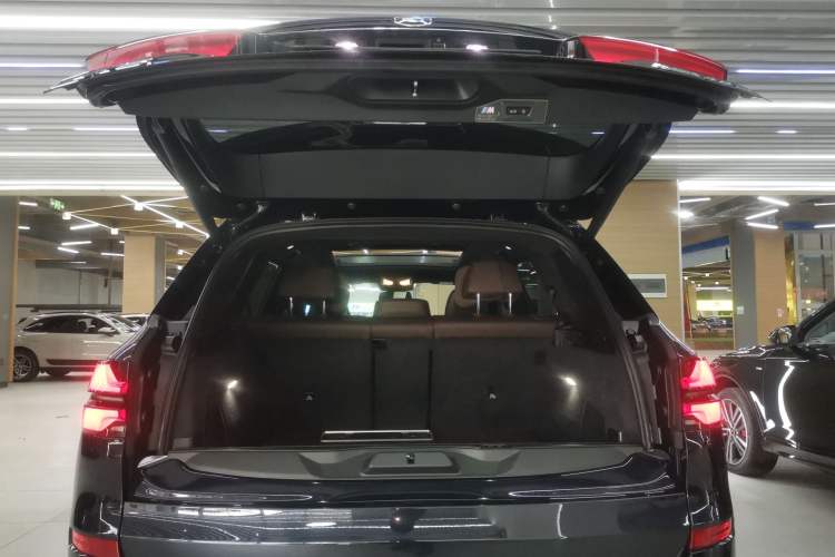 Used BMW X5 2023 xDrive 40Li Luxury Edition M Sport Night Vision Package Trunk