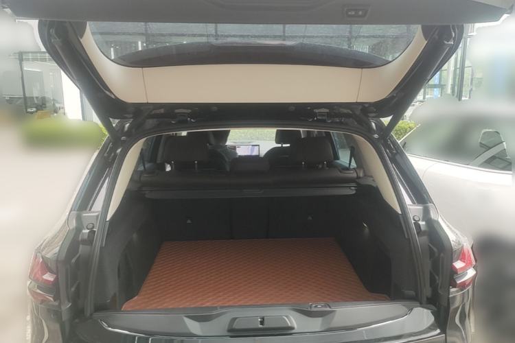 Used BMW X5 2023 xDrive 30Li Luxury M Sport Package Trunk