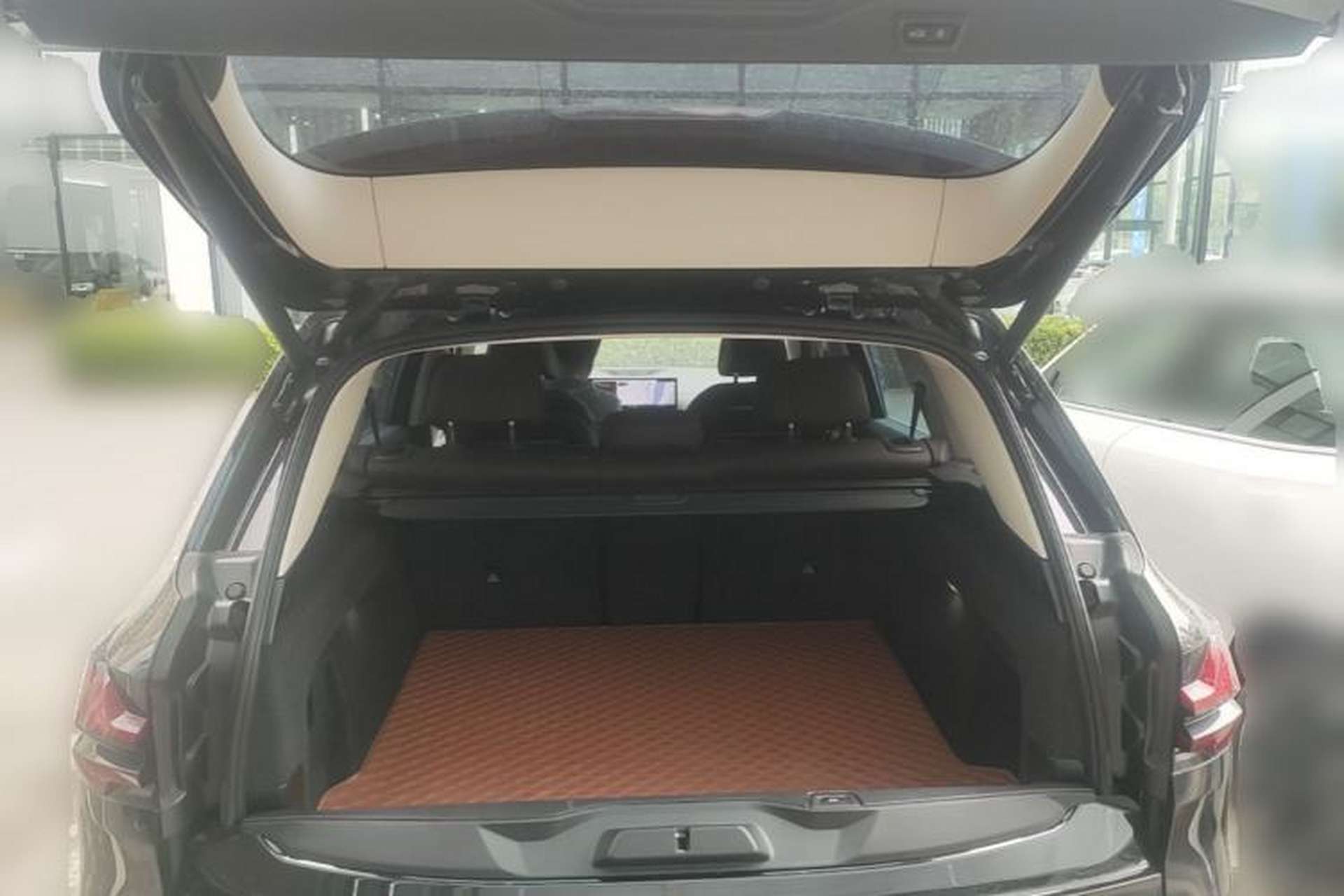 Used BMW X5 2023 xDrive 30Li Luxury M Sport Package Trunk
